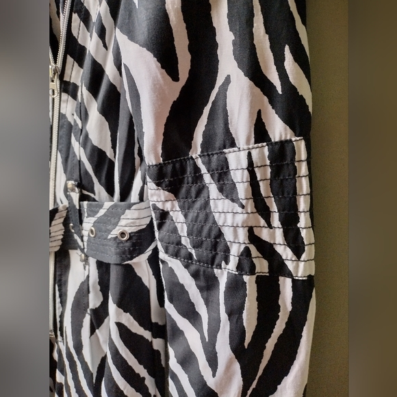 BRAND NEW Black Rivet Zebra Print Trench Coat with Belt - Picture 4 of 8